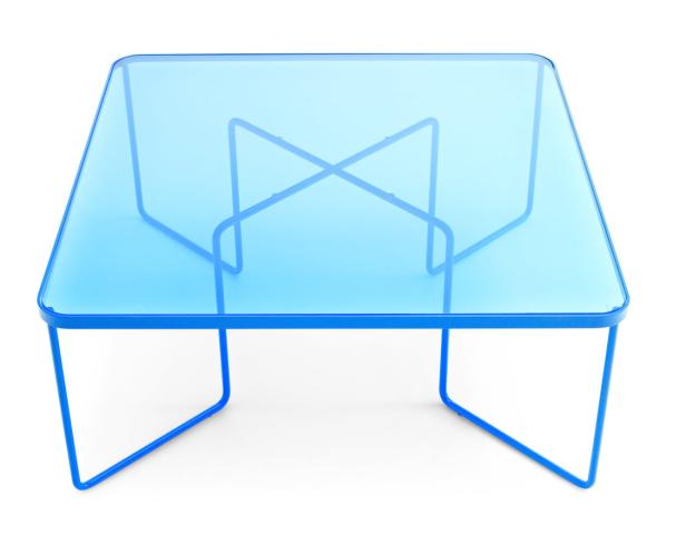 Ein quadratischer, blauer Tisch mit einer transparenten Tischplatte steht auf einem weißen Hintergrund.