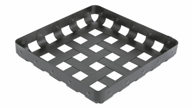 Ein quadratischer, geflochtener Korb aus Metall steht auf einem weißen Hintergrund.