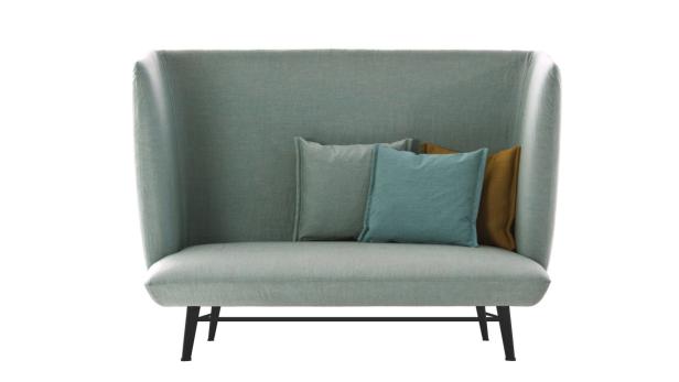 Ein hellblaues Sofa mit hoher Rückenlehne und drei Kissen steht vor einem weißen Hintergrund.