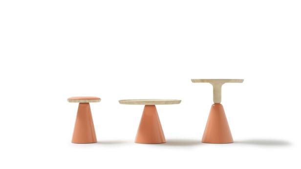 Drei unterschiedlich hohe, orangefarbene Beistelltische mit Holzplatten stehen auf einem weißen Hintergrund.
