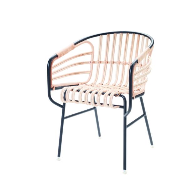 Ein Stuhl mit schwarzem Metallgestell und einer Sitzfläche aus hellem Rattan.