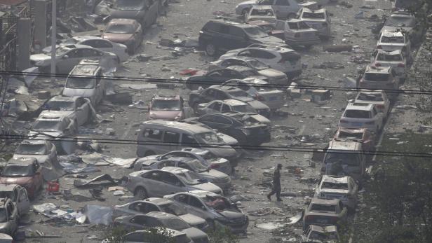Viele beschädigte Autos stehen nach einer Explosion in einer Reihe.