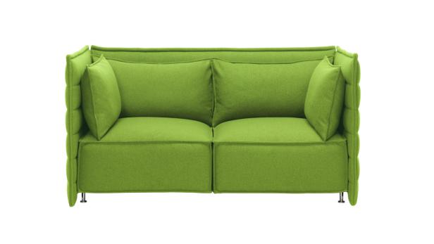 Ein hellgrünes Sofa mit Kissen auf einem weißen Hintergrund.