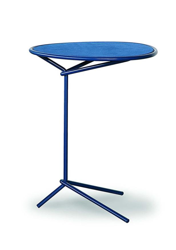 Ein blauer Beistelltisch mit runder Tischplatte und filigranem Gestell.