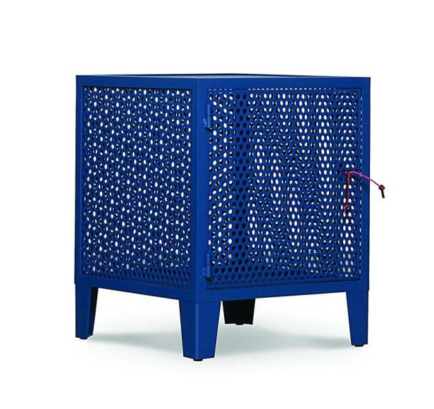 Ein blauer Metallschrank mit einem Lochmuster steht auf vier Füßen.