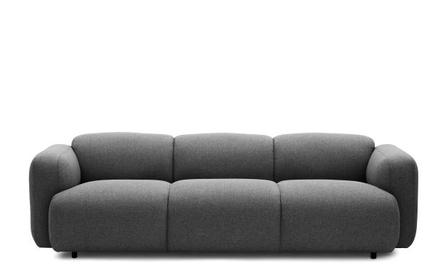 Ein graues, modernes Sofa mit drei Sitzen vor einem weißen Hintergrund.