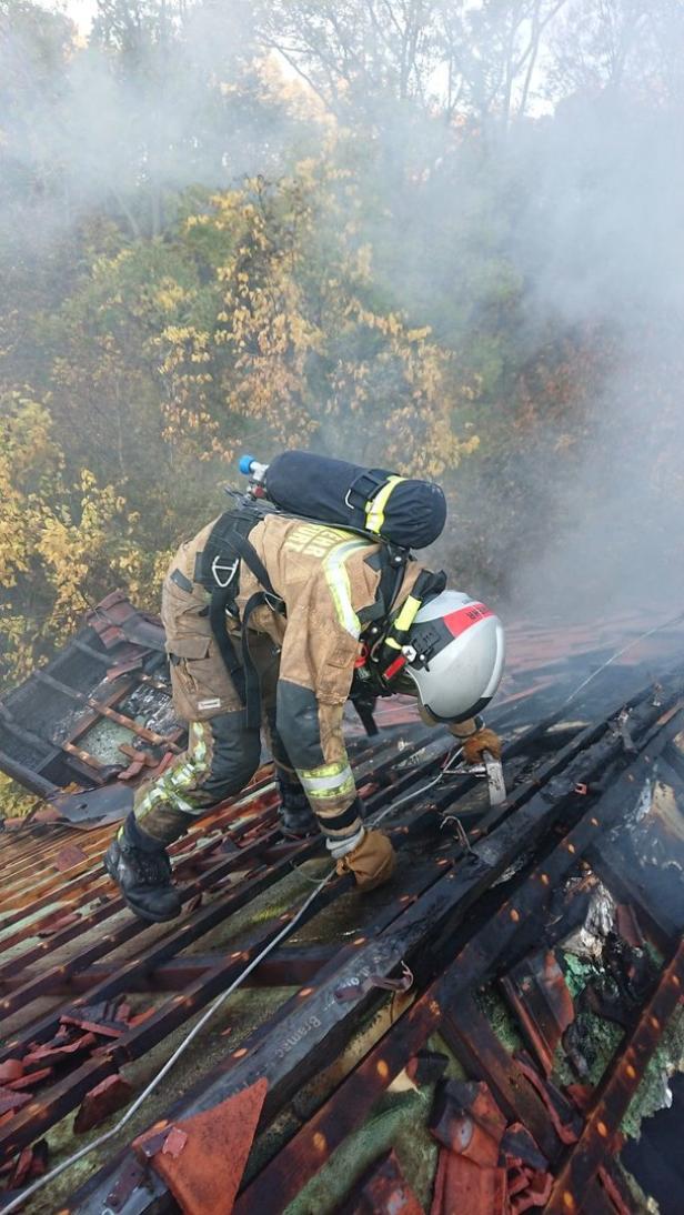 Defektes Handy löste in NÖ Feuer aus: Haus ausgebrannt