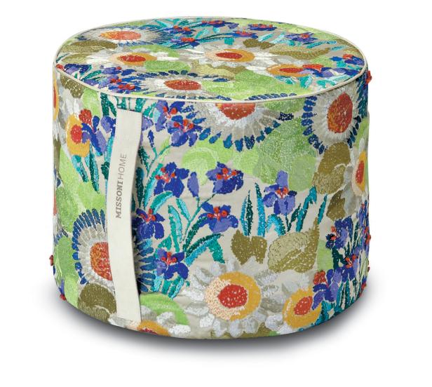 Ein runder Hocker mit einem bunten Blumenmuster von Missoni Home.