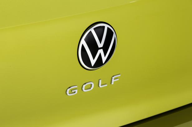 golf8_vw_logo_back.jpg