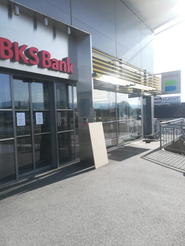 Bankomat gesprengt: Gefahndet wird nach einem dunklen BMW