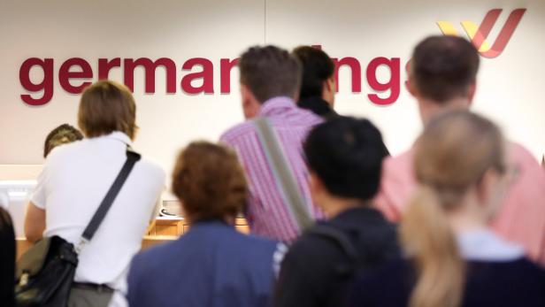 Menschen stehen vor dem Germanwings-Schalter.