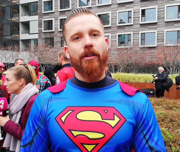 WEGA im Kostüm: Superhelden seilten sich vor Kindern im Spital ab