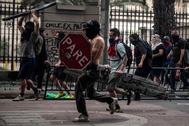 TOPSHOT-CHILE-CRISIS-PROTEST