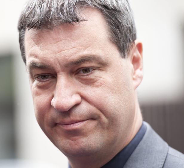 Porträt von Markus Söder in einem grauen Anzug.