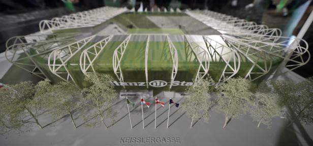 Ein Modell des Allianz Stadions an der Keisslergasse mit kleinen Bäumen und Flaggen.