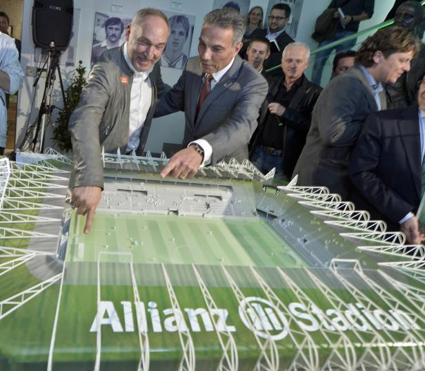 Zwei Männer betrachten ein Modell des Allianz Stadions.