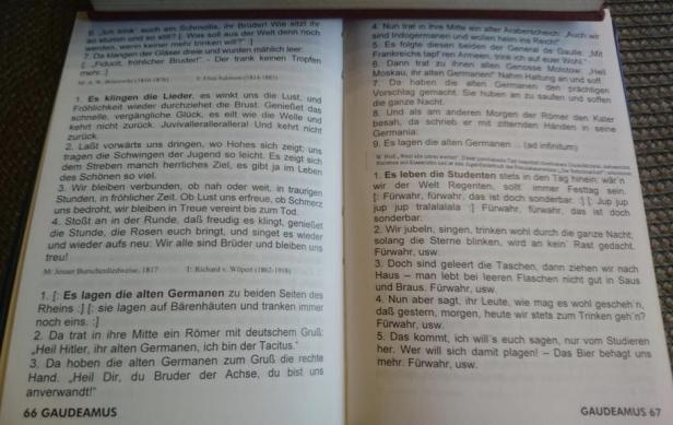 "Heil Hitler, ihr alten Germanen" steht in mehreren Liederbüchern