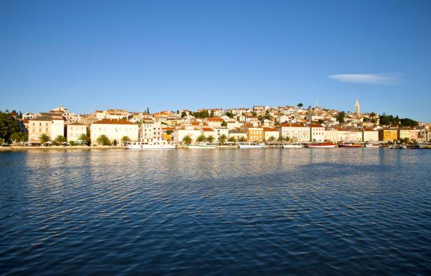 Die Küstenstadt Vrsar in Kroatien mit bunten Häusern am Wasser.