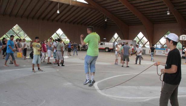 Eine Gruppe von Menschen, darunter ein Mann, der Seil springt.