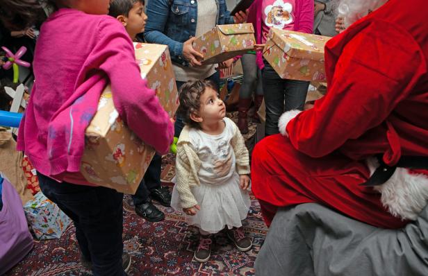 Weihnachtsgeschenke für Flüchtlingskinder zum Giving Tuesday