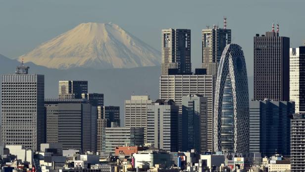 Die Skyline von Tokio mit dem schneebedeckten Berg Fuji im Hintergrund.