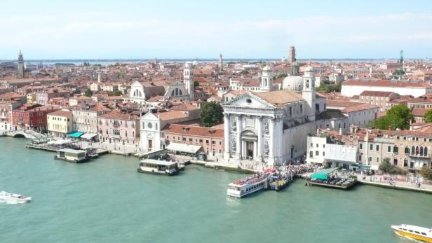 Luftaufnahme von Venedig mit Blick auf Gebäude, Kanäle und Boote.