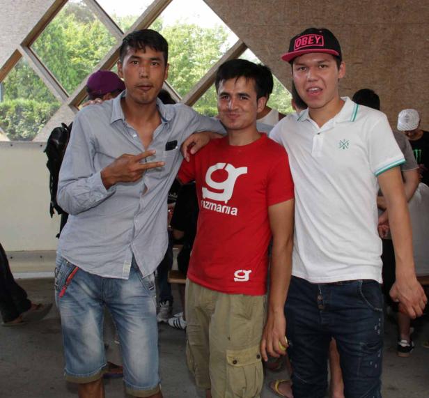 Drei junge Männer posieren für ein Foto.