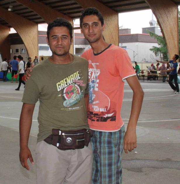 Zwei junge Männer posieren für ein Foto im Freien.