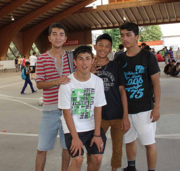 Eine Gruppe junger Männer posiert in einer Halle für ein Foto.