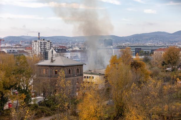 Dichter Rauch über Wien: Nordbahnhalle in Brand geraten