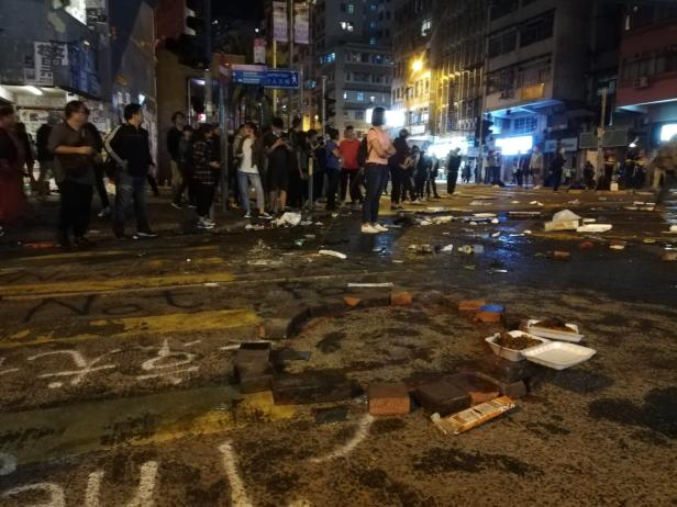 Proteste in Hongkong: Mann von Stein erschlagen