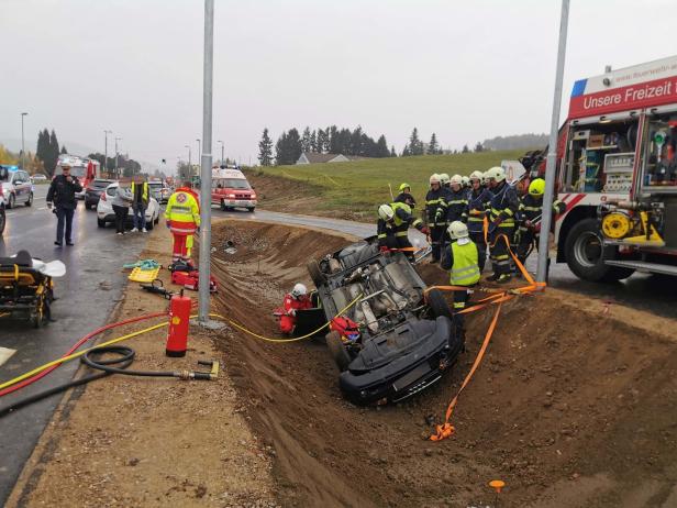 Wilhelmsburg: Auto stürzte in Straßengraben