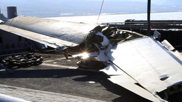 Das Wrack eines Flugzeugs liegt auf dem Deck eines Schiffes.