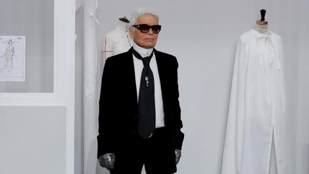German designer Karl Lagerfeld appears at the end Karl Lagerfeld hofiert die Smiths