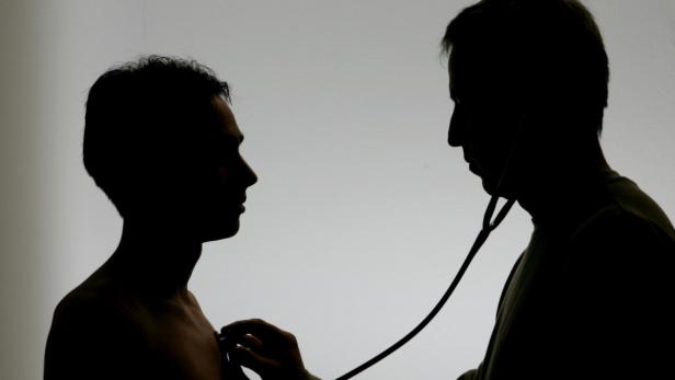 Ein Arzt untersucht einen Patienten mit einem Stethoskop.