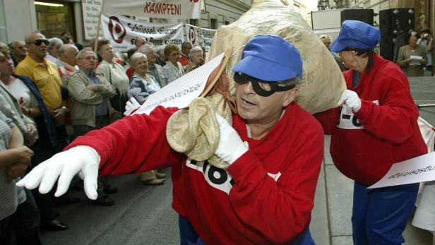Demonstranten verkleidet als Diebe tragen Säcke mit der Aufschrift „Pensionsbeiträge“.