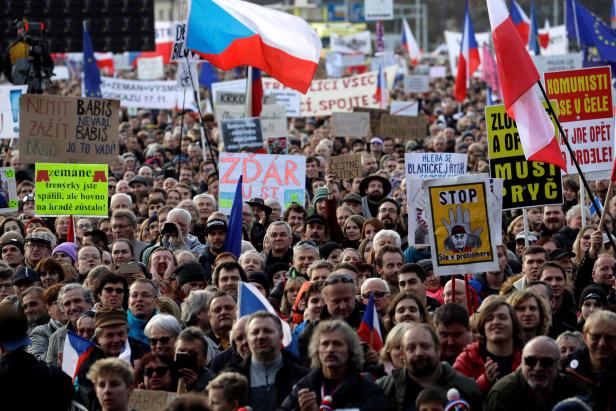 Hunderttausende demonstrieren in Prag gegen Regierung
