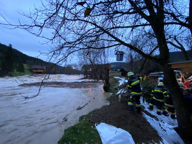 Ausnahmezustand nach Unwettern in Teilen Österreichs: Erstes Todesopfer, Lage weiter angespannt