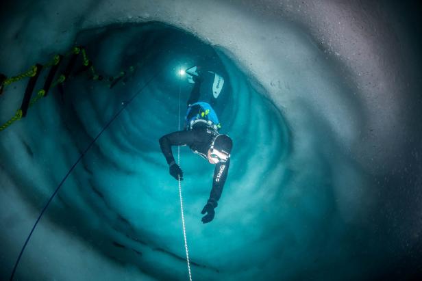 Freitaucher brach Weltrekord in Eisschacht am Hintertuxer Gletscher