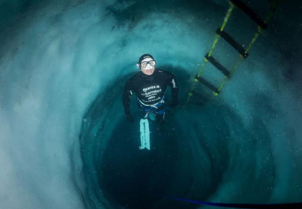 Freitaucher brach Weltrekord in Eisschacht am Hintertuxer Gletscher