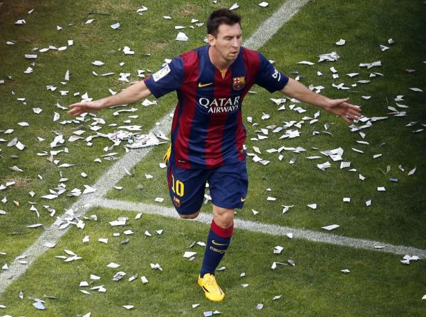 Lionel Messi feiert auf dem Fußballfeld, umgeben von Konfetti.