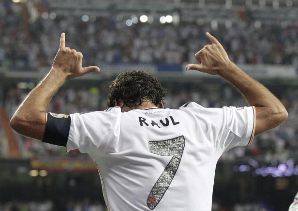 Raúl, ein Fußballspieler von Real Madrid, jubelt mit erhobenen Armen.