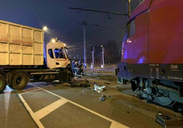 Lkw krachte in Wien in ÖBB-Zug - Keine Verletzen
