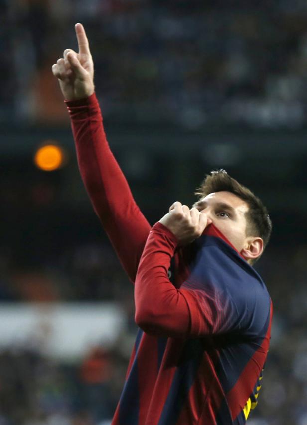 Lionel Messi jubelt mit erhobenem Zeigefinger und verdecktem Mund.