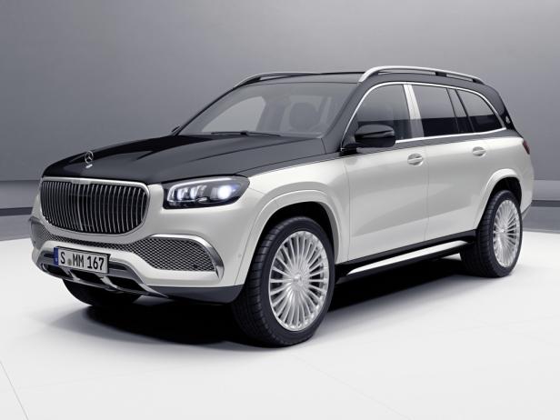Ein zweifarbiger Mercedes-Maybach GLS SUV in einer Studioaufnahme.