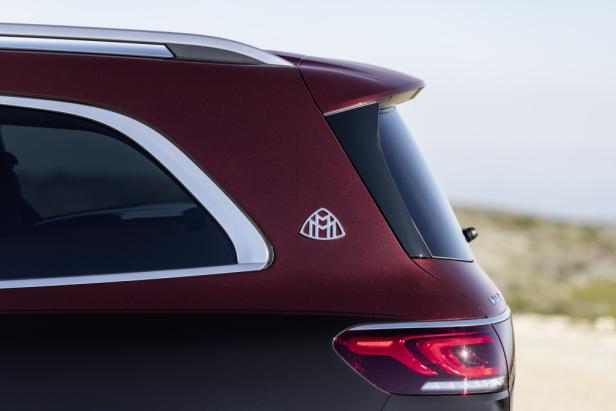 Detailansicht des Hecks eines Maybach-SUV mit dem Markenlogo.