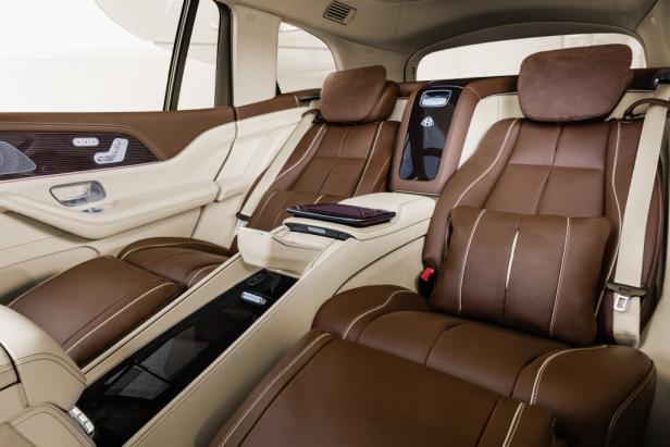 Der luxuriöse Innenraum eines Maybach mit braunen Ledersitzen.