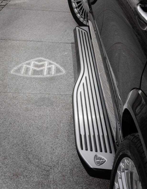Ein Maybach mit beleuchtetem Logo auf dem Boden.