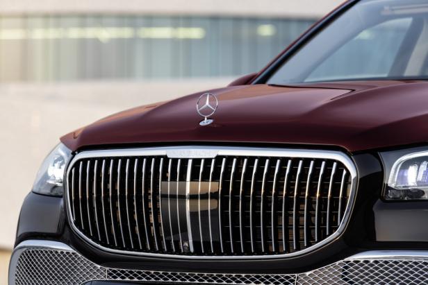 Nahaufnahme der Frontpartie eines roten Mercedes-Maybach mit Kühlergrill.