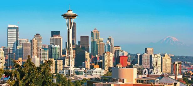 Die Skyline von Seattle mit der Space Needle und dem Mount Rainier im Hintergrund.